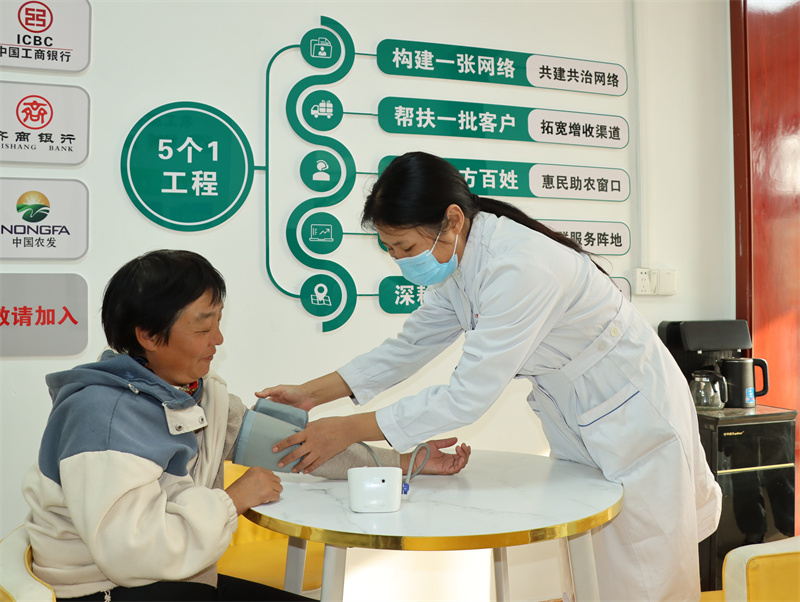 在超市助農(nóng)專區(qū)開(kāi)展免費(fèi)診療服務(wù)
